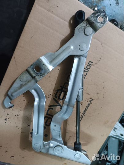 Левая петля багажника Volkswagen Passat B5+