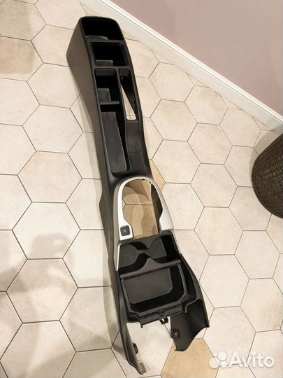 Консоль между седеньями Honda Fit GK3 2013-2019