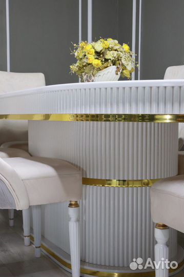 В наличии стол