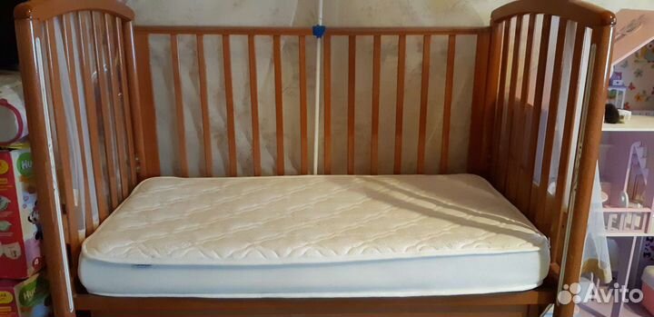 Детская кроватка с маятник и матрасом