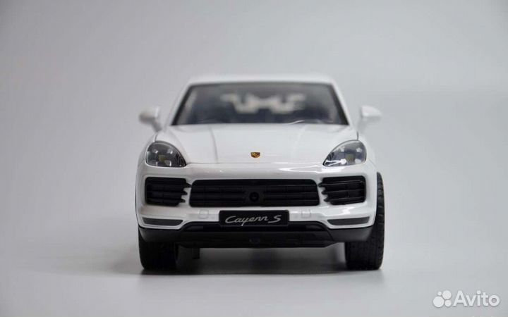 Модель автомобиля Porsche Cayen S металл