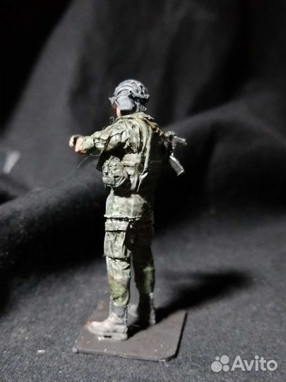 Фигурка из смолы 1/35 российский танкист