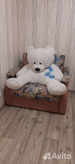 Большой плюшевый медведь