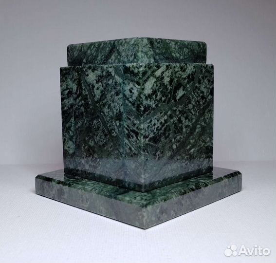 Каменный постамент под бронзовую и т.д. скульптуру