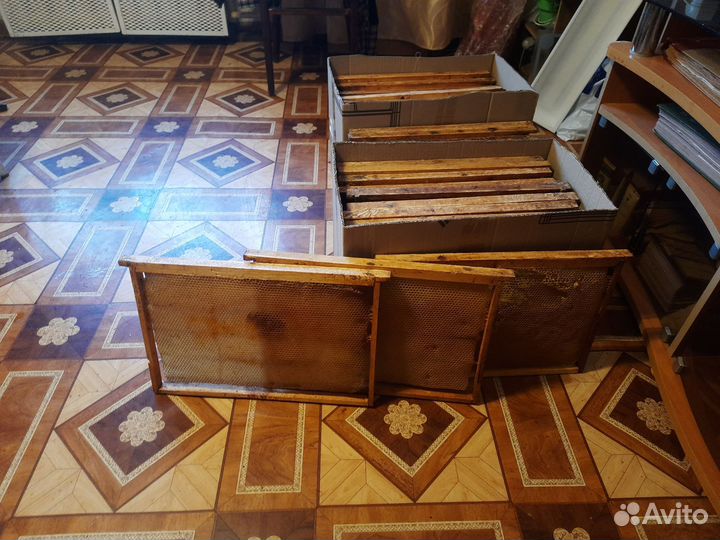 Пчелиный рамки оттянутые