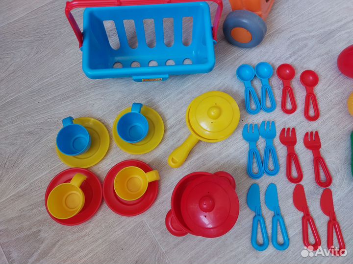 Тележка с посудой и продуктами