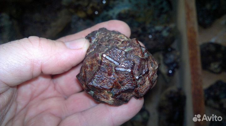 Кристаллы красного граната