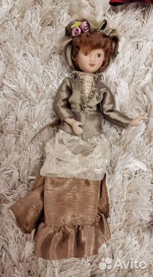 Кукла фарфоровая