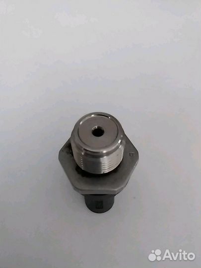 Датчик давления топлива в рампе, мерседес