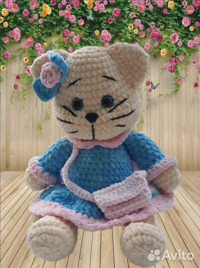 Кошечка - игрушка плюшевая, вязаная, ручной работы
