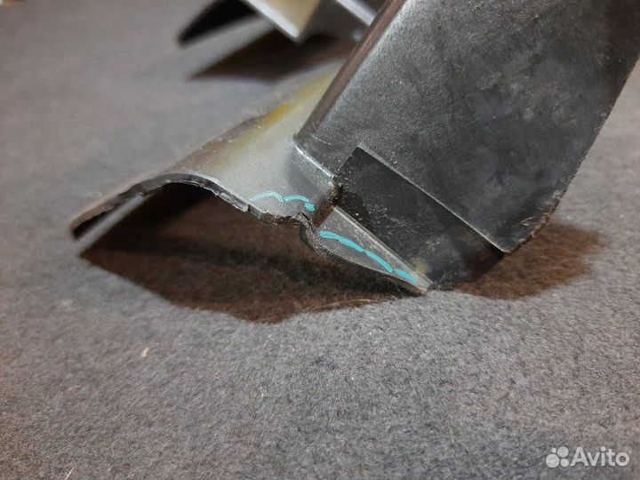 Дефлектор радиатора правый Ford Galaxy 2.0 qxwb