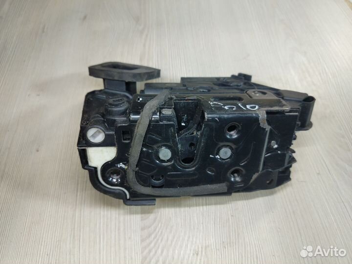 Замок двери задней левой Volkswagen Polo Sed