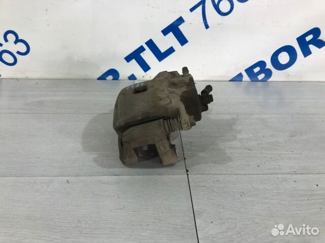 Суппорт передний правый nissan juke 1.6 мт