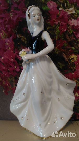 Статуэтка Фарфор. Девушка в золотом ободке