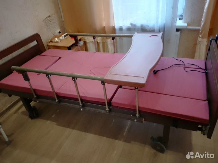 Медицинская кровать с электроприводом и с туалетом