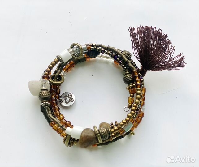 Браслет с камнями и бисером