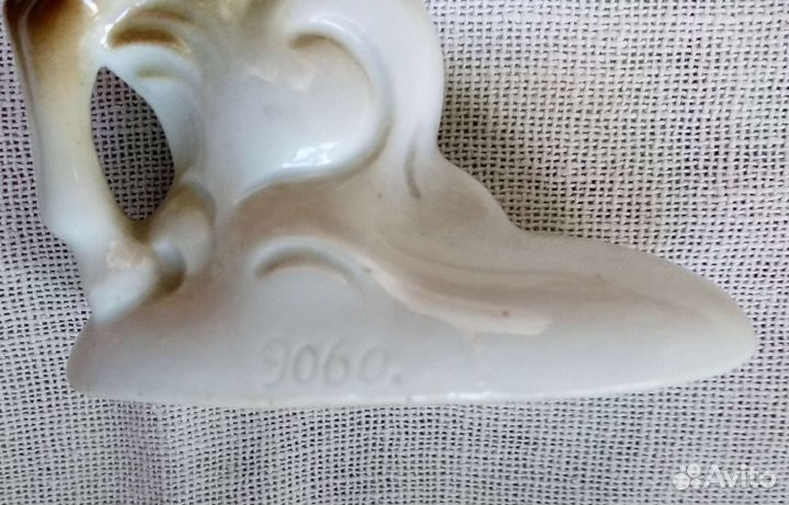 Конь фарфор