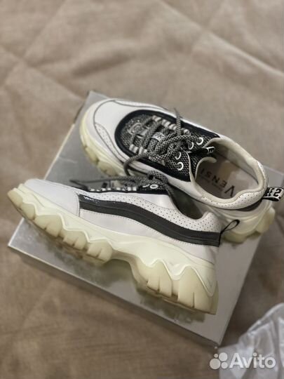 Кроссовки женские