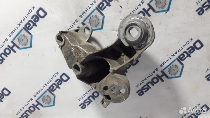 Опора кронштейн двигателя правая Audi A4 B6 2002