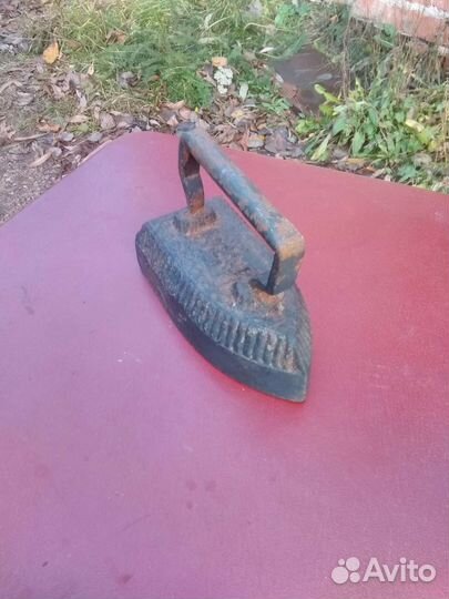 Старинный чугунный утюг