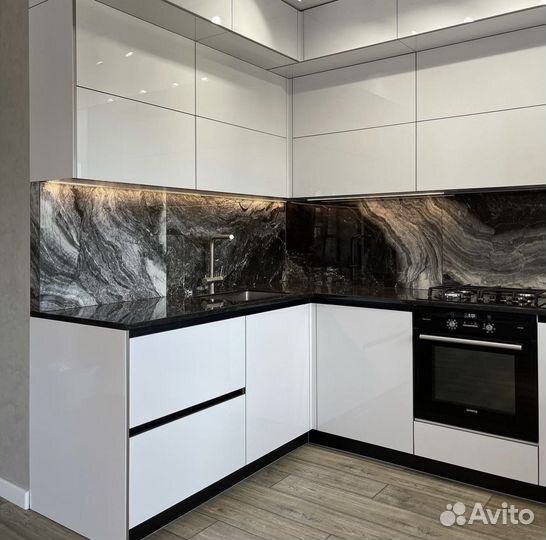 Угловая кухня без ручек