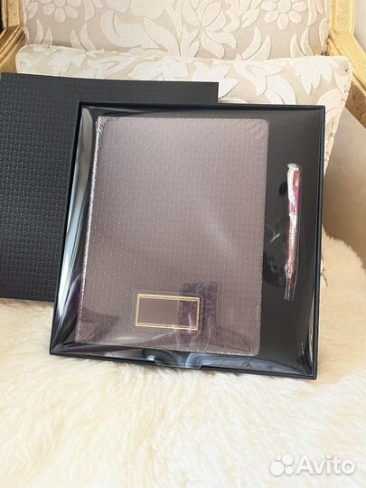 Кожаный блокнот и ручка