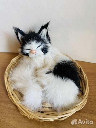 Меховая фигурка кошка в корзинке