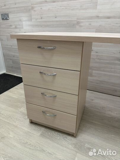 Маникюрный стол