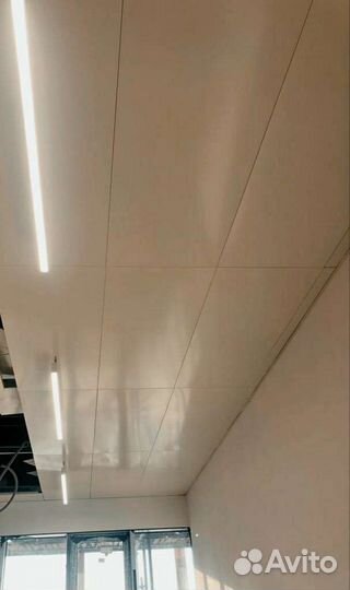 Металлический коридорный потолок Hook on