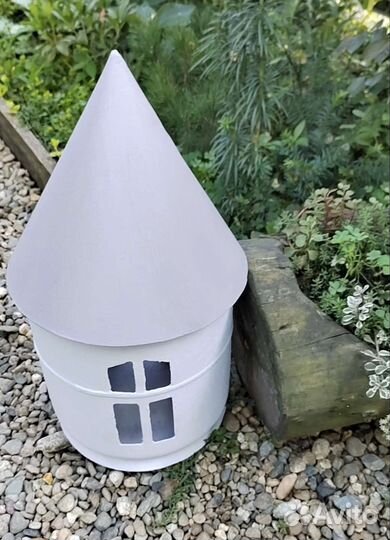 Декор сада. Домик металлический