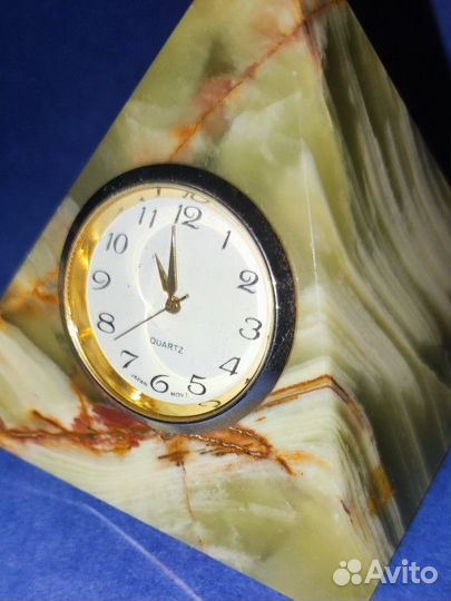 Часы пирамидка из камня