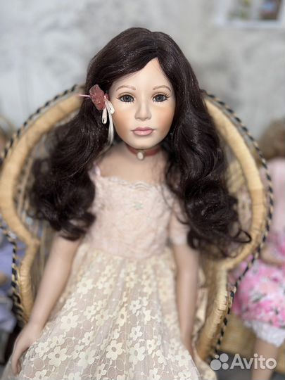 Коллекционная фарфоровая кукла