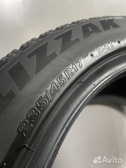 Bridgestone Blizzak Spike-02 235/45 R17