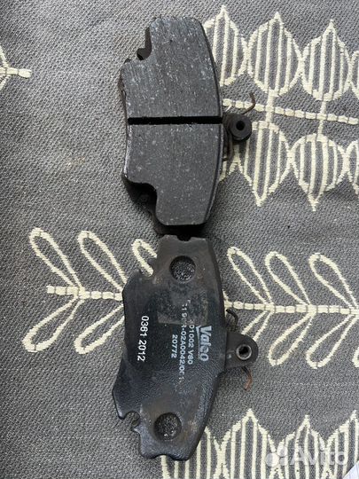 Тормозные колодки передние на рено сандеро