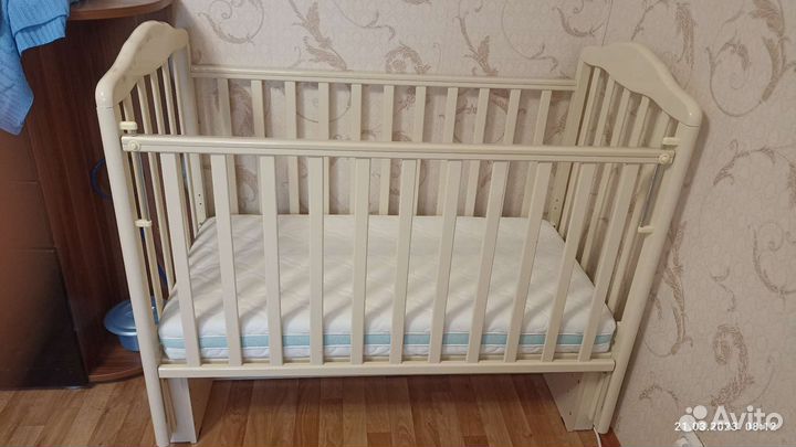 Детская кроватка с маятником