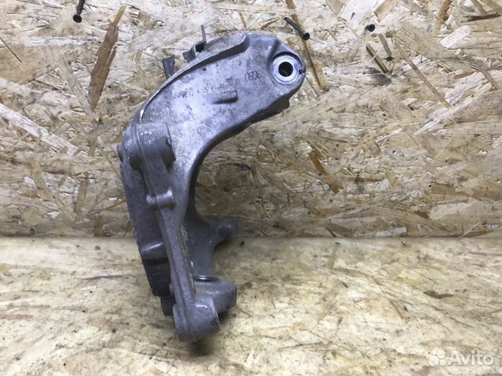 Кулак поворотный передний правый Volkswagen Passat