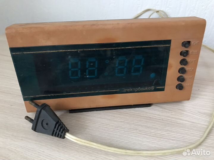 Часы будильник электроника СССР
