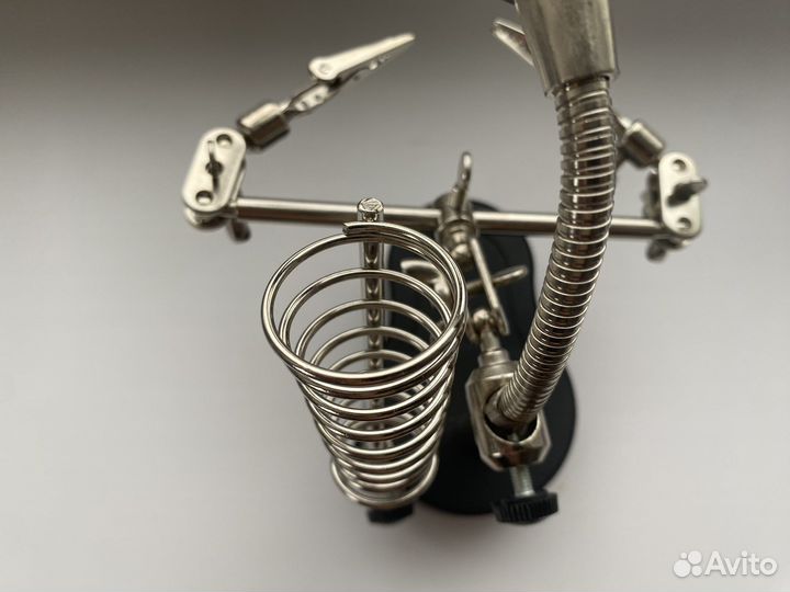 Третья рука для пайки с подсветкой и лупой