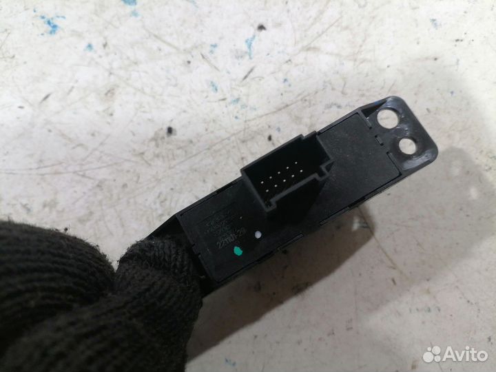 Кнопка обогрева задних сидений (Geely Coolray)