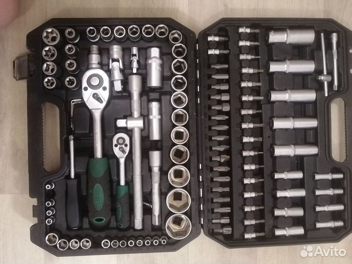 Набор ключей с трещеткой в кейсе