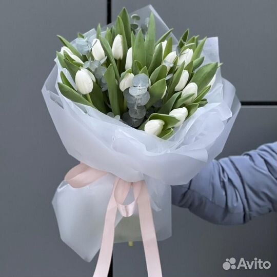 Букет из 19 белых тюльпанов с эвкалиптом