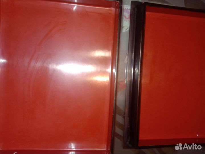 Антикварная из красного лака шкатулка