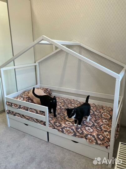 Кроватка - домик из массива