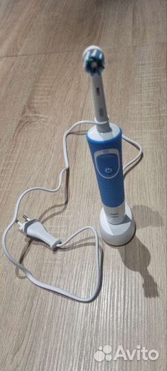 Электрическая зубная щетка oral b