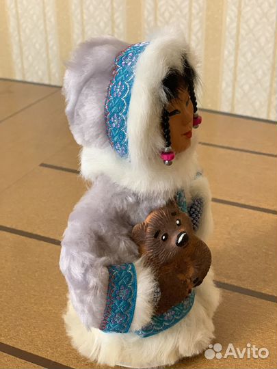 Фигурка меховая - Ненка с медвежонком