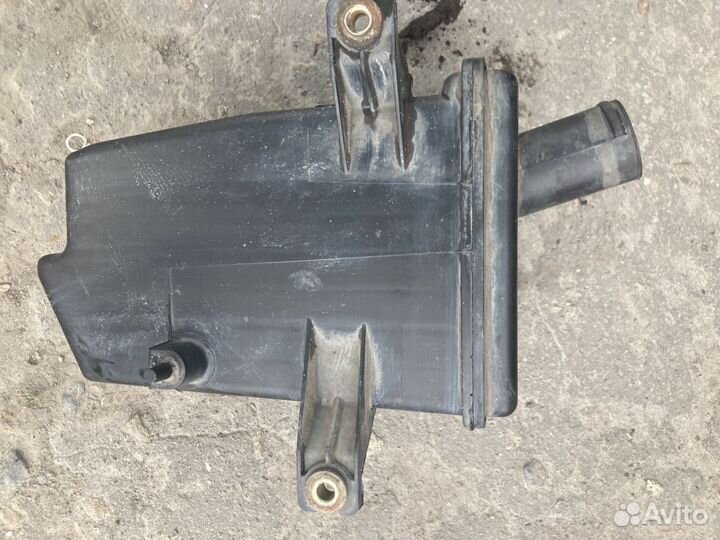 Резонатор воздушного фильтра на Ниссан примера п12