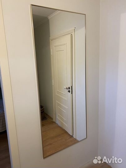 Зеркало в золотистой алюминиевой раме