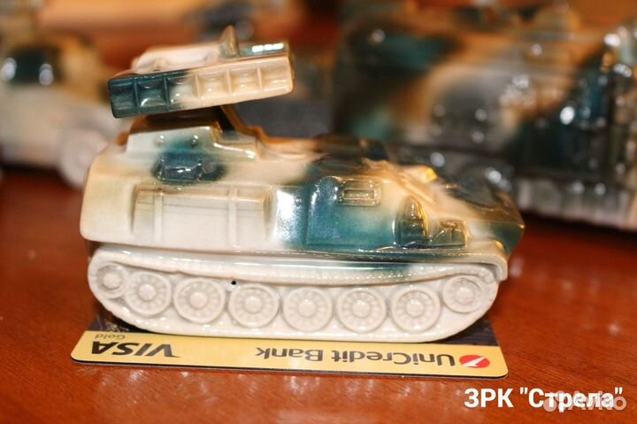 Фарфор из серии Модели военной техники.Танки