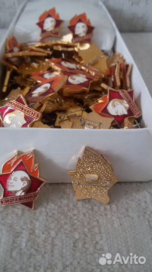 Пионерские галстуки.Пионерские значки.СССР