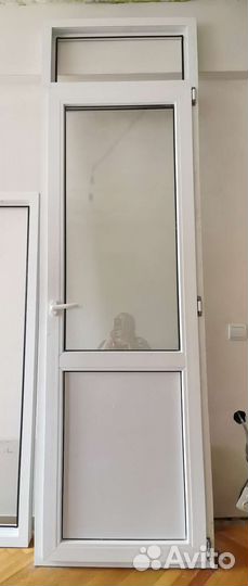 Пластиковая рама и дверь со стеклопакетами